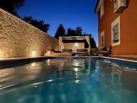 Basen w obiekcie Duplex Apartment with Private Swimming Pool lub w pobliżu