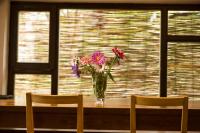 Viscri 125 في فيسكري: مزهرية من الزهور موضوعة على طاولة مع كرسيين