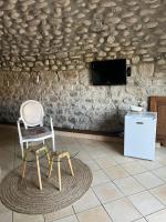 Telewizja i/lub zestaw kina domowego w obiekcie GITE DE LA CAPPELLA - CHAMBRE D'HÔTES A VOLTA