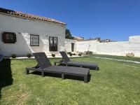 A garden outside Casa Las Cabañas de Castilla VUT