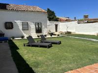 A garden outside Casa Las Cabañas de Castilla VUT