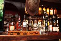 un montón de botellas de alcohol en un bar en Cit'Hotel Marie Stuart, en La Roche-sur-Yon