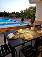 Bazén v ubytování Villa Felicia nebo v jeho okolí