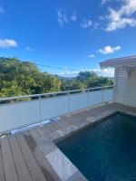 Majoituspaikassa Les Appart villa Sunbay Caraibes avec piscine privative vue mer et montagne tai sen l&auml;hell&auml; sijaitseva uima-allas