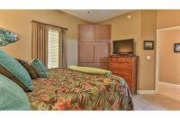 ein Schlafzimmer mit einem Bett und einem Flachbildfernseher in der Unterkunft Beach Resort 507 - Great Views Beautiful Decor Zero Entry Pool in Destin
