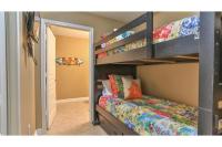 ein Schlafzimmer mit einem Etagenbett und einem Etagenbett in der Unterkunft Beach Resort 507 - Great Views Beautiful Decor Zero Entry Pool in Destin