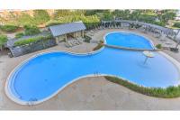 Der Swimmingpool an oder in der Nähe von Beach Resort 507 - Great Views Beautiful Decor Zero Entry Pool