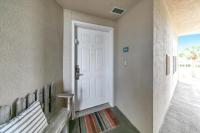 einen Flur mit einer weißen Tür und einer Bank in der Unterkunft Amalfi Coast 113B - Steps from the Beach 2BD 2BA in Destin