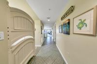 ein Flur eines Hauses mit einem Torbogen in der Unterkunft Amalfi Coast 113B - Steps from the Beach 2BD 2BA in Destin