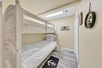 Etagenbett in einem Zimmer mit einer Leiter in der Unterkunft Amalfi Coast 113B - Steps from the Beach 2BD 2BA in Destin