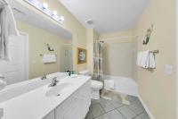 ein weißes Badezimmer mit Waschbecken und Toilette in der Unterkunft Amalfi Coast 113B - Steps from the Beach 2BD 2BA in Destin