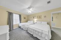 ein Schlafzimmer mit zwei Betten und einem Deckenventilator in der Unterkunft Amalfi Coast 113B - Steps from the Beach 2BD 2BA in Destin