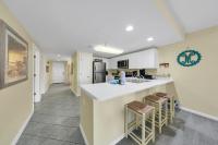 Küche&#47;Küchenzeile in der Unterkunft Amalfi Coast 113B - Steps from the Beach 2BD 2BA