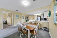 Küche&#47;Küchenzeile in der Unterkunft Amalfi Coast 113B - Steps from the Beach 2BD 2BA