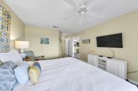 Ein Bett oder Betten in einem Zimmer der Unterkunft Amalfi Coast 113B - Steps from the Beach 2BD 2BA