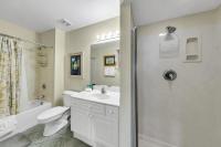 Ein Badezimmer in der Unterkunft Amalfi Coast 113B - Steps from the Beach 2BD 2BA