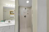 Ein Badezimmer in der Unterkunft Amalfi Coast 113B - Steps from the Beach 2BD 2BA
