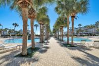 Der Swimmingpool an oder in der Nähe von Amalfi Coast 113B - Steps from the Beach 2BD 2BA