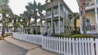 ein weißer Gartenzaun vor einem Haus in der Unterkunft Biglows Bungalow - About a quarter mile to PRIVATE Neighborhood Beach Access, Pet Friendly, Community Pool in Destin
