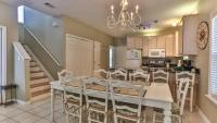 eine Küche und ein Esszimmer mit Tisch und Stühlen in der Unterkunft Biglows Bungalow - About a quarter mile to PRIVATE Neighborhood Beach Access, Pet Friendly, Community Pool in Destin