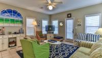ein Wohnzimmer mit Couch und Fernseher in der Unterkunft Biglows Bungalow - About a quarter mile to PRIVATE Neighborhood Beach Access, Pet Friendly, Community Pool in Destin