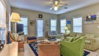 ein Wohnzimmer mit Couch und Fernseher in der Unterkunft Biglows Bungalow - About a quarter mile to PRIVATE Neighborhood Beach Access, Pet Friendly, Community Pool in Destin