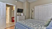 Ein Bett oder Betten in einem Zimmer der Unterkunft Biglows Bungalow - About a quarter mile to PRIVATE Neighborhood Beach Access, Pet Friendly, Community Pool