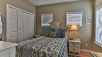 Ein Bett oder Betten in einem Zimmer der Unterkunft Biglows Bungalow - About a quarter mile to PRIVATE Neighborhood Beach Access, Pet Friendly, Community Pool
