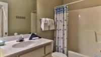 Ein Badezimmer in der Unterkunft Biglows Bungalow - About a quarter mile to PRIVATE Neighborhood Beach Access, Pet Friendly, Community Pool