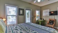 Ein Bett oder Betten in einem Zimmer der Unterkunft Biglows Bungalow - About a quarter mile to PRIVATE Neighborhood Beach Access, Pet Friendly, Community Pool