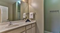 Ein Badezimmer in der Unterkunft Biglows Bungalow - About a quarter mile to PRIVATE Neighborhood Beach Access, Pet Friendly, Community Pool