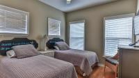 Ein Bett oder Betten in einem Zimmer der Unterkunft Biglows Bungalow - About a quarter mile to PRIVATE Neighborhood Beach Access, Pet Friendly, Community Pool