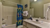 Ein Badezimmer in der Unterkunft Biglows Bungalow - About a quarter mile to PRIVATE Neighborhood Beach Access, Pet Friendly, Community Pool