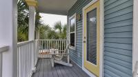 Ein Balkon oder eine Terrasse in der Unterkunft Biglows Bungalow - About a quarter mile to PRIVATE Neighborhood Beach Access, Pet Friendly, Community Pool