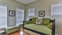 Ein Sitzbereich in der Unterkunft Biglows Bungalow - About a quarter mile to PRIVATE Neighborhood Beach Access, Pet Friendly, Community Pool
