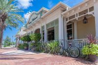 Radfahren an der Unterkunft Biglows Bungalow - About a quarter mile to PRIVATE Neighborhood Beach Access, Pet Friendly, Community Pool oder in der Nähe