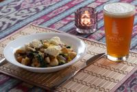 eine Schüssel Essen und ein Glas Bier auf dem Tisch in der Unterkunft Cabot Shores in Indian Brook