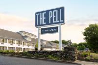 un cartel que dice &quot;pelcil&quot; frente a un edificio en The Pell, Part of JdV by Hyatt, en Middletown
