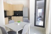Green Eyes Apartmentsにあるキッチンまたは簡易キッチン