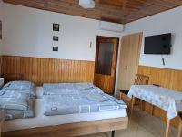 Postel nebo postele na pokoji v ubytování Jiřinka