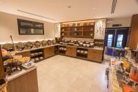 a large room with aasteryasteryasteryasteryasteryasteryasteryasteryasteryasteryastery at Skyline Hotel & Suites in Tabuk