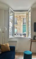 Televízia a/alebo spoločenská miestnosť v ubytovaní Grand Studio au Cœur de Paris quartier Latin
