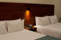 ein Hotelzimmer mit zwei Betten und einem Telefon in der Unterkunft Muña Hotel Andahuaylas in Andahuaylas