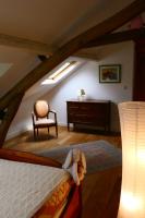 Postel nebo postele na pokoji v ubytov&aacute;n&iacute; Maison en bord de Loire Le repaire du chat