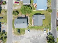 einen Blick über ein Haus mit Autos auf einem Hof in der Unterkunft Beachy Keen, North Myrtle Beach beach single-family house, 150 feet to ocean! Pets welcome! in Myrtle Beach
