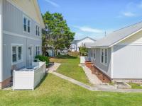 eine Reihe von Häusern in einem Hof in der Unterkunft Beachy Keen, North Myrtle Beach beach single-family house, 150 feet to ocean! Pets welcome! in Myrtle Beach