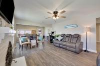 Ein Sitzbereich in der Unterkunft Beachy Keen, North Myrtle Beach beach single-family house, 150 feet to ocean! Pets welcome!