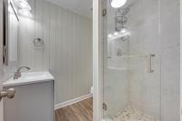 ein weißes Badezimmer mit Dusche und Waschbecken in der Unterkunft Beachy Keen, North Myrtle Beach beach single-family house, 150 feet to ocean! Pets welcome! in Myrtle Beach