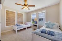 Ein Bett oder Betten in einem Zimmer der Unterkunft Beachy Keen, North Myrtle Beach beach single-family house, 150 feet to ocean! Pets welcome!