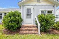 Ein Garten an der Unterkunft Beachy Keen, North Myrtle Beach beach single-family house, 150 feet to ocean! Pets welcome!
